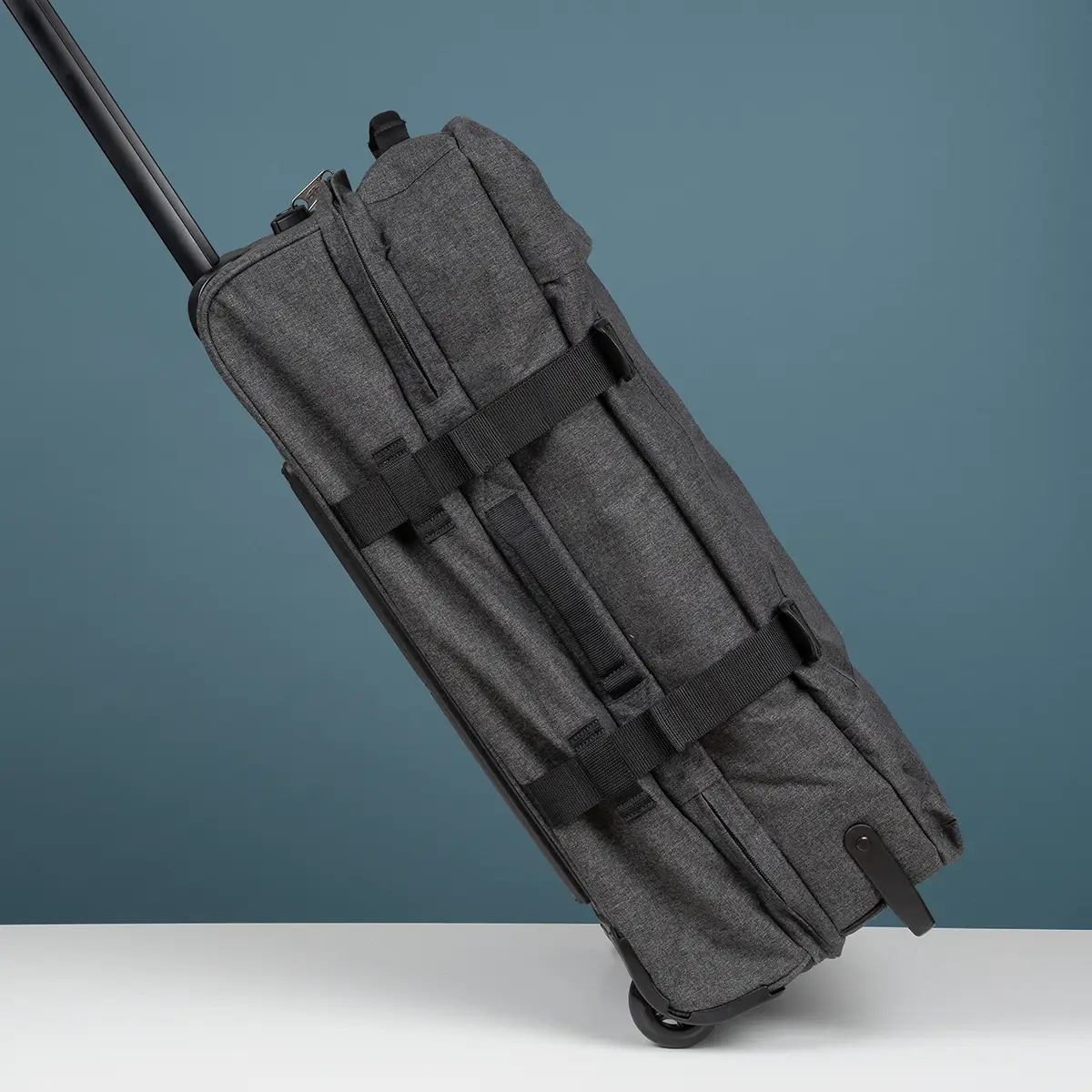 Review of the Eastpak Tranverz suitcase’s rolling performance for smooth travel handling.